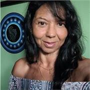 “Profissional que ama o que faz”, mãe, apaixonada pela vida, pela natureza, por aprender, por ensinar, por encantar e fazer a diferença com atitudes, por seguir as regras, mas se preciso, quebra-las. E, acima de tudo, por acreditar e confiar em Deus.
V